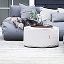 Pour vivre au ras du sol, pouf circulaire et table multifonctionnelle pouvant aller à l’extérieur. Poignée intégrée prévue pour le déplacement. En PVC et toile Sunbrella Plus imperméable et résistante aux UV. Modèle Tiny Moon. Création Trimm Copenhagen.