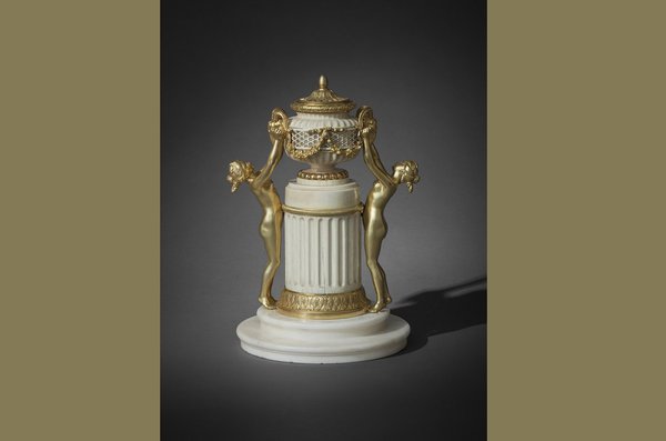 Petit autel, vers 1770. En ivoire, marbre blanc et bronze doré exécuté par Pierre Gouthière, collection privée.