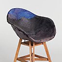 La coque en plastique du fauteuil haut Gravêne 9.5 offre un dégradé de couleurs aléatoires issu des déchets de la production industrielle. Un défaut que le designer a transformé en avantage esthétique pour créer des sièges uniques. Création Armand Bernoud pour Maximum.