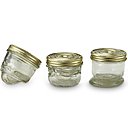 Né dans les années 1930, l’iconique bocal le Parfait en verre avec son récent couvercle en métal, que l’on doit sertir pour conserver les aliments à l’abri de l’air, ici déformé par l’artiste Nadia Gallardo.