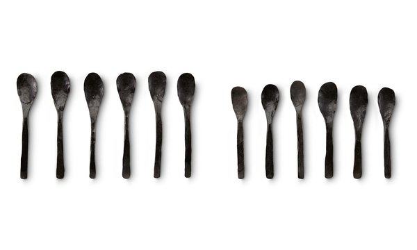 Grandes et petites cuillères en métal brut réalisés par un artisan de Kyoto.