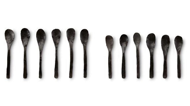 Grandes et petites cuillères en métal brut réalisés par un artisan de Kyoto.