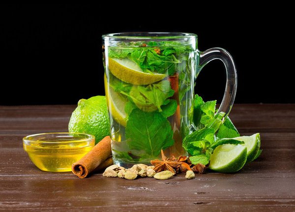 Un bon bol d’infusion avec des plantes fraîches pour un effet détox garanti.