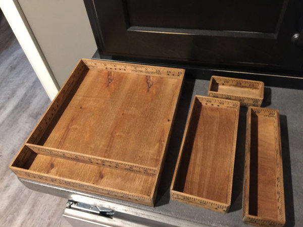 Différentes longueurs de mètres en bois permettent de réaliser de multiples boîtes aux formats différents.