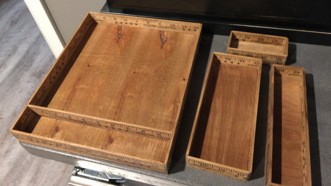 Différentes longueurs de mètres en bois permettent de réaliser de multiples boîtes aux formats différents.