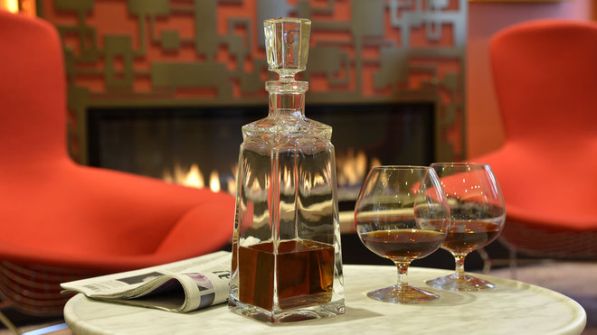 Classiques revisités, carafe Islay (Hauteur 30 cm et contenance 75 cl) et verres à cognac Extra Gold. Création Cristal de Sèvres.