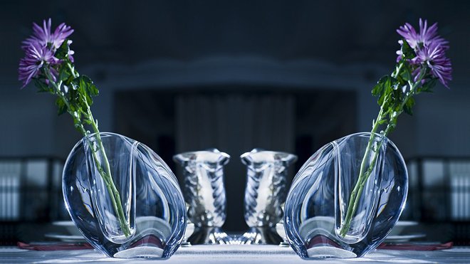 Elégance et sensualité du vase Bahia qui allie design épuré et esthétique tout en rondeurs. Création Cristal de Sèvres.