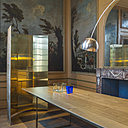 Dans le décor ancien du Design museum Gent, doté de peintures murales du XVIIIème siècle, des créations emblématiques comme le lampadaire Arco des frères Castiglioni créé en 1962 toujours édité par Flos et deux modèles du vases Savoy créé par Alvar Aalto en 1936, toujours édité et décliné en différentes tailles et couleurs par Iittala.