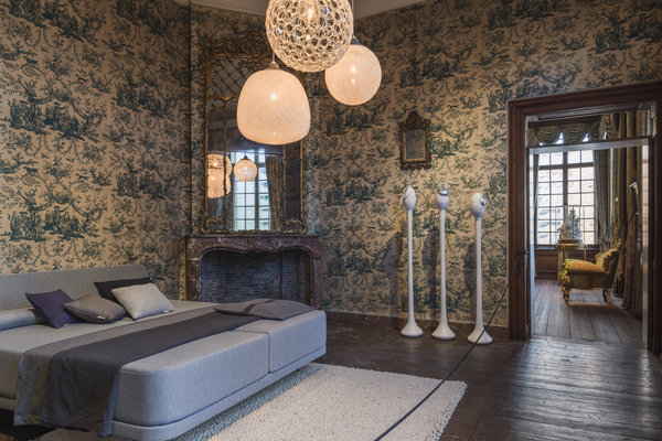 Dans les intérieurs élégants de l'Hôtel de Coninck (construit en 1755), l’ambiance du XVIIIème siècle accueille des créations actuelles.