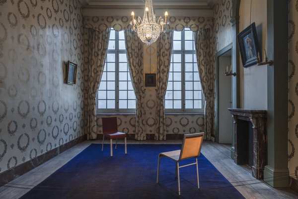 Dans l’exposition consacré à Maarten Van Severen, chaise 03 édité par Vitra. Ce siège est caractérisé par une coque d’assise en mousse intégrale de polyuréthane robuste qui s’adapte à la morphologie de l’utilisateur et s’incline légèrement lorsque celui-ci s’adosse, grâce aux ressorts à lame intégrés au dossier.