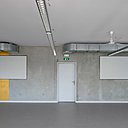 A l’intérieur, les défauts du béton sont habilement camouflés par des grands aplats de lasure dorée, qui font écho à la couleur extérieure du bâtiment.