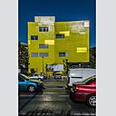 Panneaux en pâte de verre teintée dans la masse pour ce nouveau bâtiment situé à l’entrée du campus de la Timone à Marseille, qui figure une tête de proue.