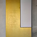 L’usage des murs en béton brut minimise les coûts d’entretien et réduit le nettoyage. Les aplats en lasure dorée subliment la matière.