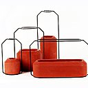 En béton teinté rouge, bleu, jaune ou brut gris, vases Weight déclinés en 4 tailles avec un tuteur en acier laqué. Création DechaArchjananun (Thinkk studio) ECAL pour Specimen Editions.