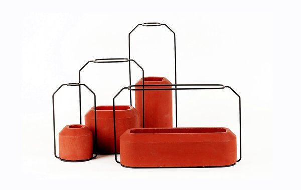 En béton teinté rouge, bleu, jaune ou brut gris, vases Weight déclinés en 4 tailles avec un tuteur en acier laqué. Création DechaArchjananun (Thinkk studio) ECAL pour Specimen Editions.