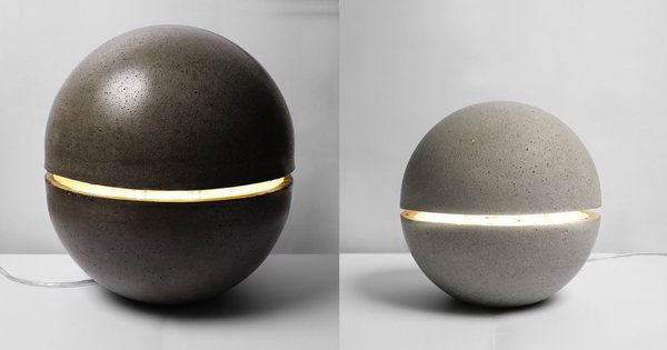 Sculpturales, lampes de sol Gayalux (deux tailles) composées de deux coques en béton brut ou teinté noir traversées par un filet de lumière. Création Xiral Segard.