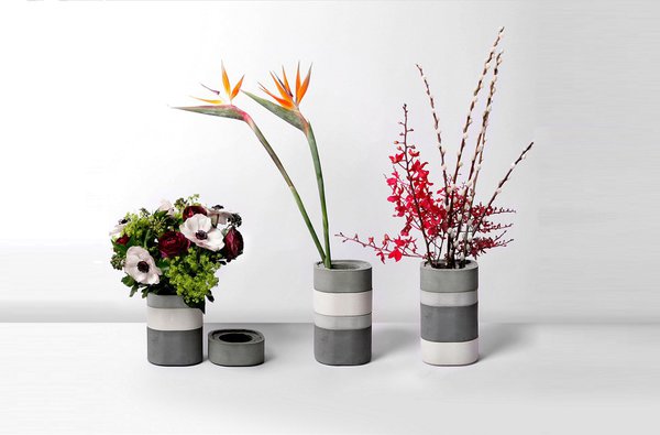 Reprenant l’idée des boîtes du bento japonais, le vase Konkurito, composé de 4 éléments modulables à empiler qui s’adapte à la taille du bouquet. En mortier ultra-fin, avec couvercle. Création Xiral Segard.