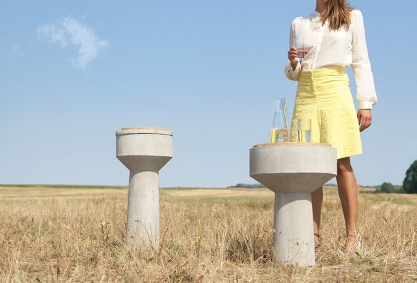 Inspiré du château d’eau en forme d’hyperbole de sablier ou conique, tables d’appoint Watertower en béton brut avec plateau amovible cachant un coffre de rangement en bois. Création Xiral Segard.