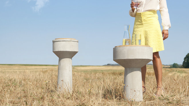 Inspiré du château d’eau en forme d’hyperbole de sablier ou conique, tables d’appoint Watertower en béton brut avec plateau amovible cachant un coffre de rangement en bois. Création Xiral Segard. Inspiré du château d’eau en forme d’hyperbole de sablier ou conique, tables d’appoint Watertower en béton brut avec plateau amovible cachant un coffre de rangement en bois. Création Xiral Segard.