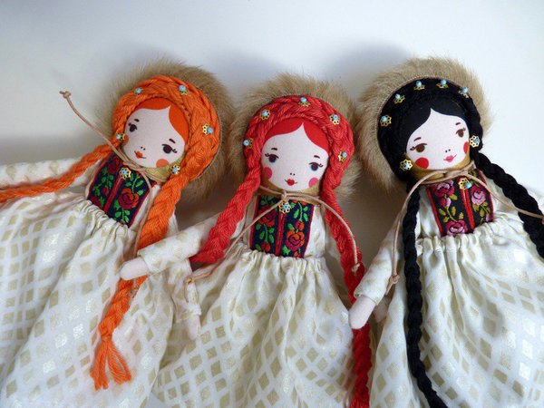 Poupées Anastasia aux cheveux roux et noir jais.