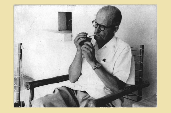 Portrait de Pierre Jeanneret qui est né, à Genève, dans une famille de classe moyenne suisse le 22 mars 1896. Brillant étudiant aux Beaux-Arts de Genève, il reçoit les plus hautes notes en peinture, sculpture et architecture et côtoie, dans sa jeunesse,  son cousin Charles–Edouard venu vivre dans sa famille.