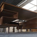 Bureau administratif démontable en teck massif et placage de teck dit « Snake » avec épais plateau rectangulaire plaqué reposant sur deux caissons double face dont un long et un court, les deux suspendus à des pieds de type « rondin ». Création Pierre Jeanneret. Modèle vers 1957-58.