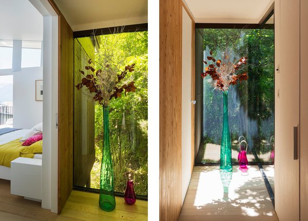 A l’intérieur, on retrouve le bois qui réchauffe les murs immaculés et dialogue avec le verre, laissant transparaître la nature.