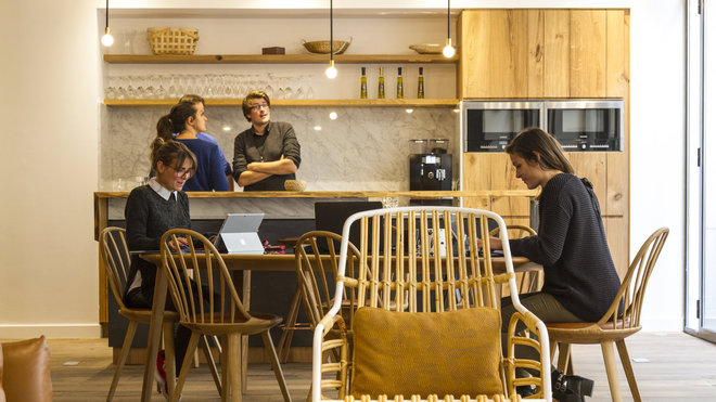 Bienvenue dans la Plazza, un lieu d’échange, de détente, de restauration ou de communication pour travailler et vivre ensemble. Ici, les employés sont SBF (sans bureau fixe). Bienvenue dans la Plazza, un lieu d’échange, de détente, de restauration ou de communication pour travailler et vivre ensemble. Ici, les employés sont SBF (sans bureau fixe).