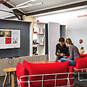 Les espaces de travail imaginés par Artdesk Group s’inspirent de la sphère privée où il faut un espace pour recevoir, cuisiner, se détendre, se réunir ou s’isoler. Ici la Créative room, un espace pour travailler ensemble sur un projet à partir d’un écran commun.