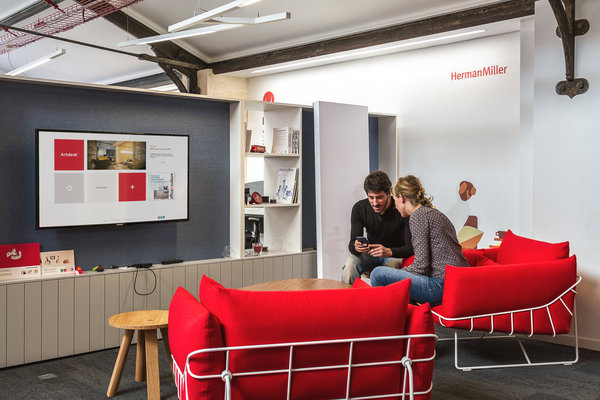 Les espaces de travail imaginés par Artdesk Group s’inspirent de la sphère privée où il faut un espace pour recevoir, cuisiner, se détendre, se réunir ou s’isoler. Ici la Créative room, un espace pour travailler ensemble sur un projet à partir d’un écran commun.