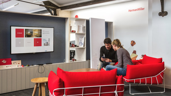 Les espaces de travail imaginés par Artdesk Group s’inspirent de la sphère privée où il faut un espace pour recevoir, cuisiner, se détendre, se réunir ou s’isoler. Ici la Créative room, un espace pour travailler ensemble sur un projet à partir d’un écran commun. Les espaces de travail imaginés par Artdesk Group s’inspirent de la sphère privée où il faut un espace pour recevoir, cuisiner, se détendre, se réunir ou s’isoler. Ici la Créative room, un espace pour travailler ensemble sur un projet à partir d’un écran commun.