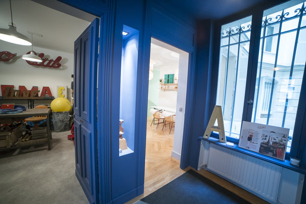 Artdesk Group s’est associé à Kidimo qui propose une décoration murale personnalisée à partir de lettres d’enseignes chinées dans le monde entier.