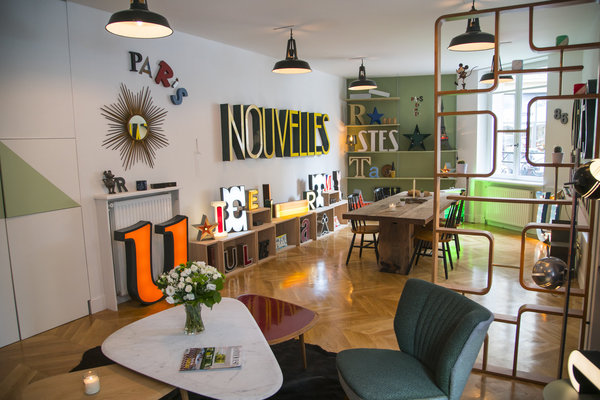 Ici, dans son appartement concept de 120 m², Kidimo met en scène ses lettrages vintage en bois, métal, plexi ou plastique.