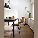 Cette chaise a été dessinée en 1951 par le designer suisse, Gian Franco Legler. Conçue à l’origine pour un restaurant en Italie, elle est, depuis 65 ans, façonnée par des artisans vanniers sur une structure en acier, sans assemblage. Primée deux ans après sa création, par un Good Design Award du MoMA de New York. Basket chair, rotin noir, naturel et gris foncé, 385 €.