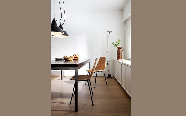 Cette chaise a été dessinée en 1951 par le designer suisse, Gian Franco Legler. Conçue à l’origine pour un restaurant en Italie, elle est, depuis 65 ans, façonnée par des artisans vanniers sur une structure en acier, sans assemblage. Primée deux ans après sa création, par un Good Design Award du MoMA de New York. Basket chair, rotin noir, naturel et gris foncé, 385 €.