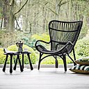 En harmonie avec la nature, avec ses formes généreuses et accueillantes, ce fauteuil a été dessiné par Yuzuru Yamakawa en 1964, privilégiant le confort et l’ergonomie. Fauteuil Highback rotin noir ou naturel, 550 €, repose pied 285 €.