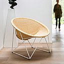 Géométrie des formes, harmonie de la matière… Chaque détail compte et joue avec la simplicité de la technique du tressage sur une structure en acier. Fauteuil C317, noir, anthracite ou naturel, 585 €.