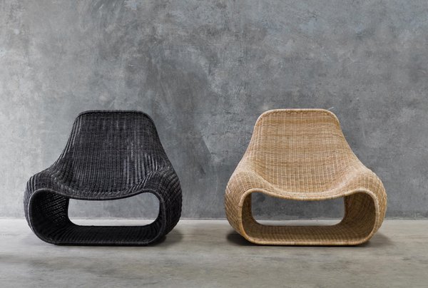 Comme dans un nid douillet ! Il est inspiré du célèbre fauteuil en forme de poire dans lequel on se prélasse, signé du jeune designer Dennis Abalos, originaire des Philippines. Primé par un Red Dot Award en 2012. Fauteuil Snug, rotin naturel ou gris foncé,1450 €