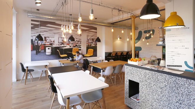 L’atmosphère est celle d’une bibliothèque studieuse où le mobilier dessine un paysage varié. L’atmosphère est celle d’une bibliothèque studieuse où le mobilier dessine un paysage varié.