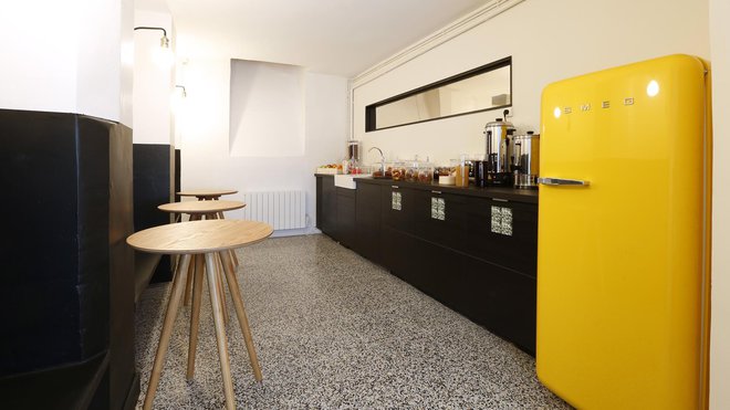 Moderne et sobre, l’espace cuisine sobre est conçu à disposition de chacun. Moderne et sobre, l’espace cuisine sobre est conçu à disposition de chacun.