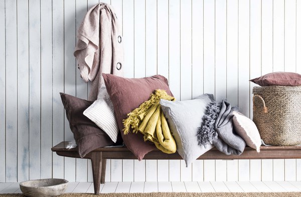 Le salon est aussi une pièce qui accueille le lin sous forme de coussins, plaids nid d’abeille, rideaux prêts à poser.