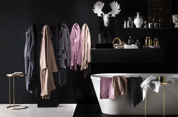 Dans la salle de bains, peignoirs, draps de bain et serviettes fines se déclinent dans une palette de tons délavés et complètent l’offre 100% lin.