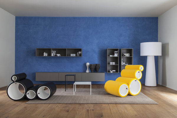 La mise en scène, très simple, met en valeur l'expression de cette assise du génial designer, la Tube chair de Joe Colombo, rééditée par Cappellini.