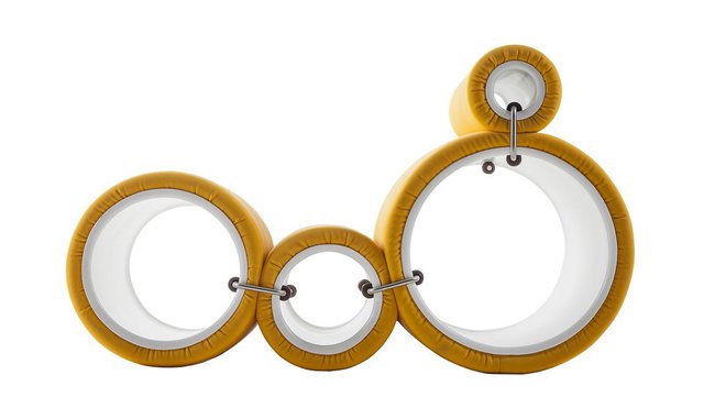 Chaise longue polyvalente, on peut la ranger facilement avec un encombrement réduit grâce à l’emboîtement des cylindres creux.