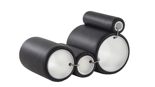 Les housses sont disponibles en cuir ou en tissu extensible dans la palette des couleurs d’origine noir, blanc, jaune, turquoise, ou orange.