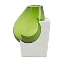 Sculptural. Opposition de matières naturelles pour un objet proche d’une oeuvre d’art… Vase Osmosi, édition limitée, création Emmanuel Babled, marbre et verre soufflé, prix sur demande Babled Éditions.