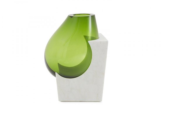 Sculptural. Opposition de matières naturelles pour un objet proche d’une oeuvre d’art… Vase Osmosi, édition limitée, création Emmanuel Babled, marbre et verre soufflé, prix sur demande Babled Éditions.