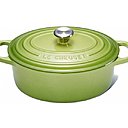 Familiale. Cette couleur exotique renouvelle le classique modèle en fonte. Cocotte ovale, coloris Palm, 299 €, Le Creuset.