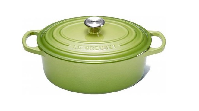 Familiale. Cette couleur exotique renouvelle le classique modèle en fonte. Cocotte ovale, coloris Palm, 299 €, Le Creuset.