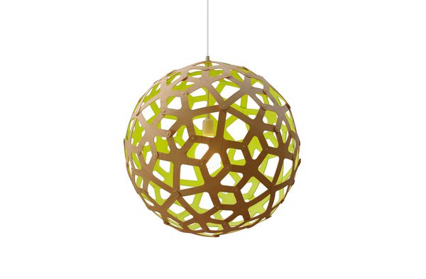 Chlorophylle. Évoquant la structure végétale, à monter soi-même, elle adopte la couleur de l’année, tout naturellement. Suspension Coral, création David Trubridge, bambou teinté, D.60 cm, 574 €, Lightoneline.